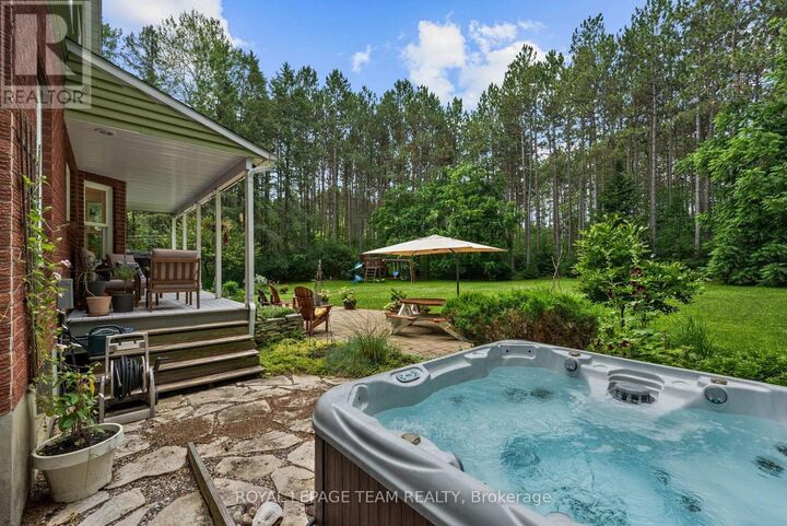 Property Photo: 28 Kimini Drive ON K2S 1S6