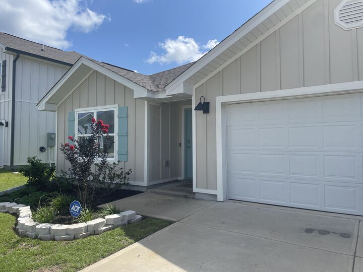 Property Photo:  433 Scarborough Street  FL 32539 