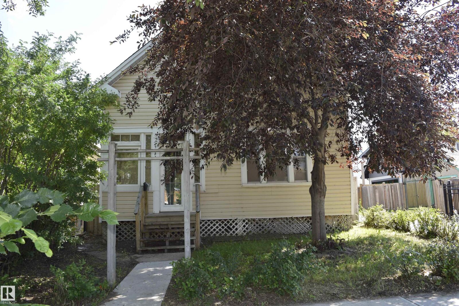 Property Photo:  9551 106A Avenue NW  AB T5H 0S9 