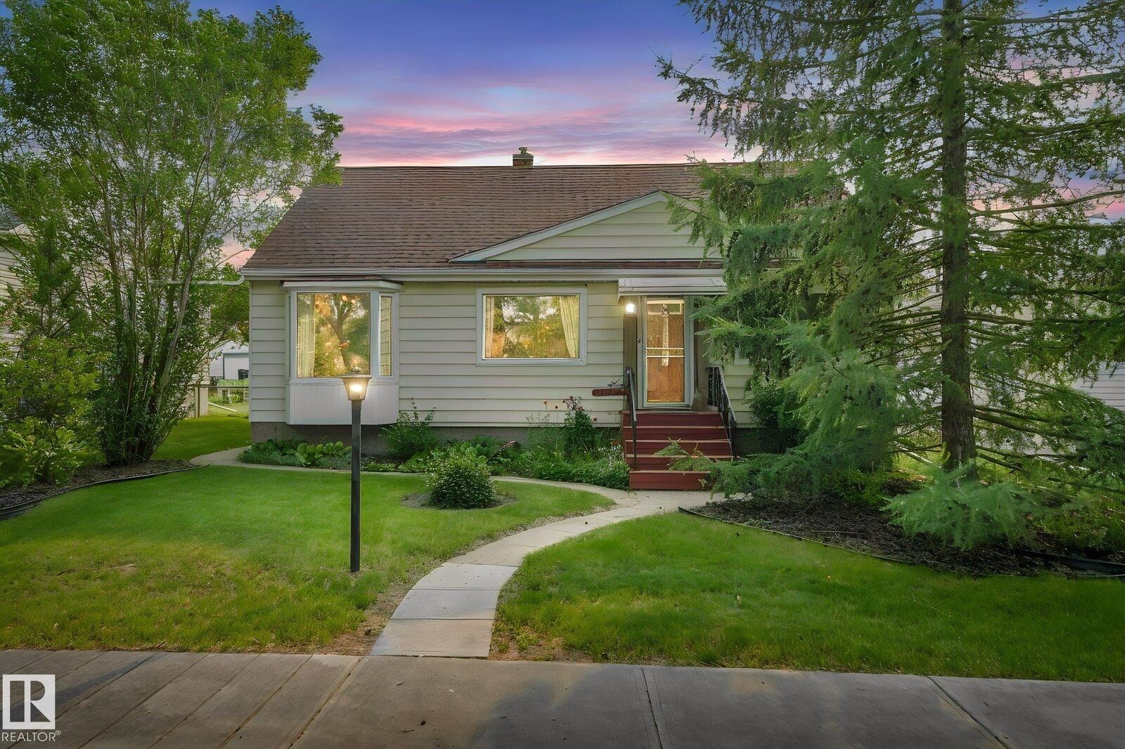 Property Photo:  11422 70 Street NW  AB T5B 1T4 