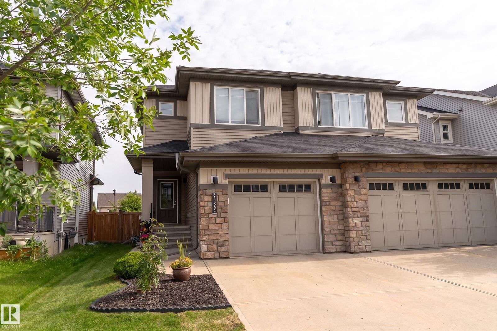 Property Photo:  8589 Cushing Place SW  AB T6W 3R4 