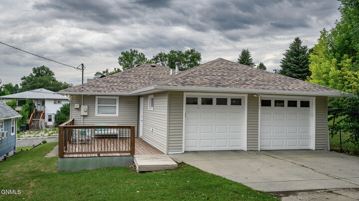 Property Photo:  906 5th Avenue NW  ND 58554 