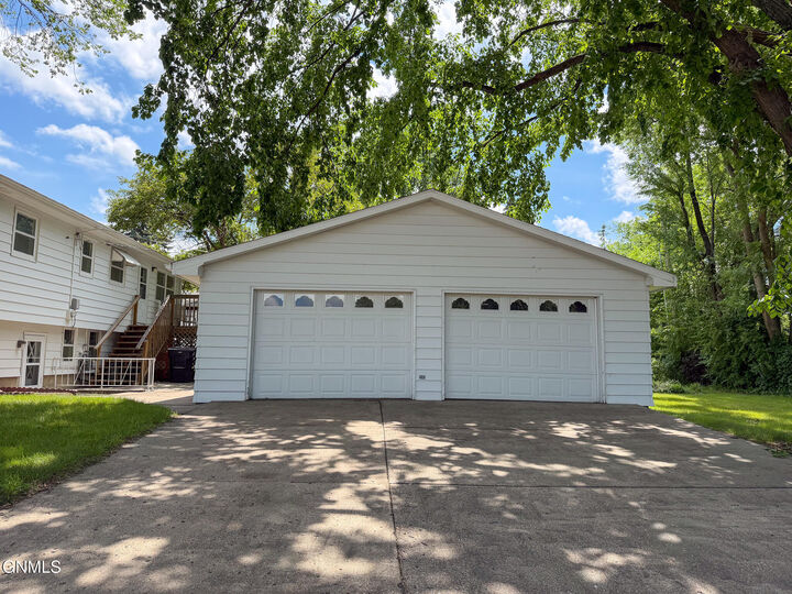 Property Photo: 1912 Bell Street ND 58501