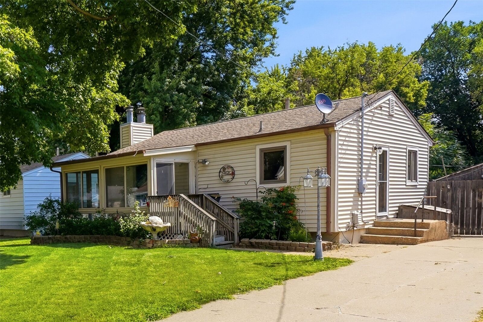 Property Photo: 1309 E 28th Street IA 50317