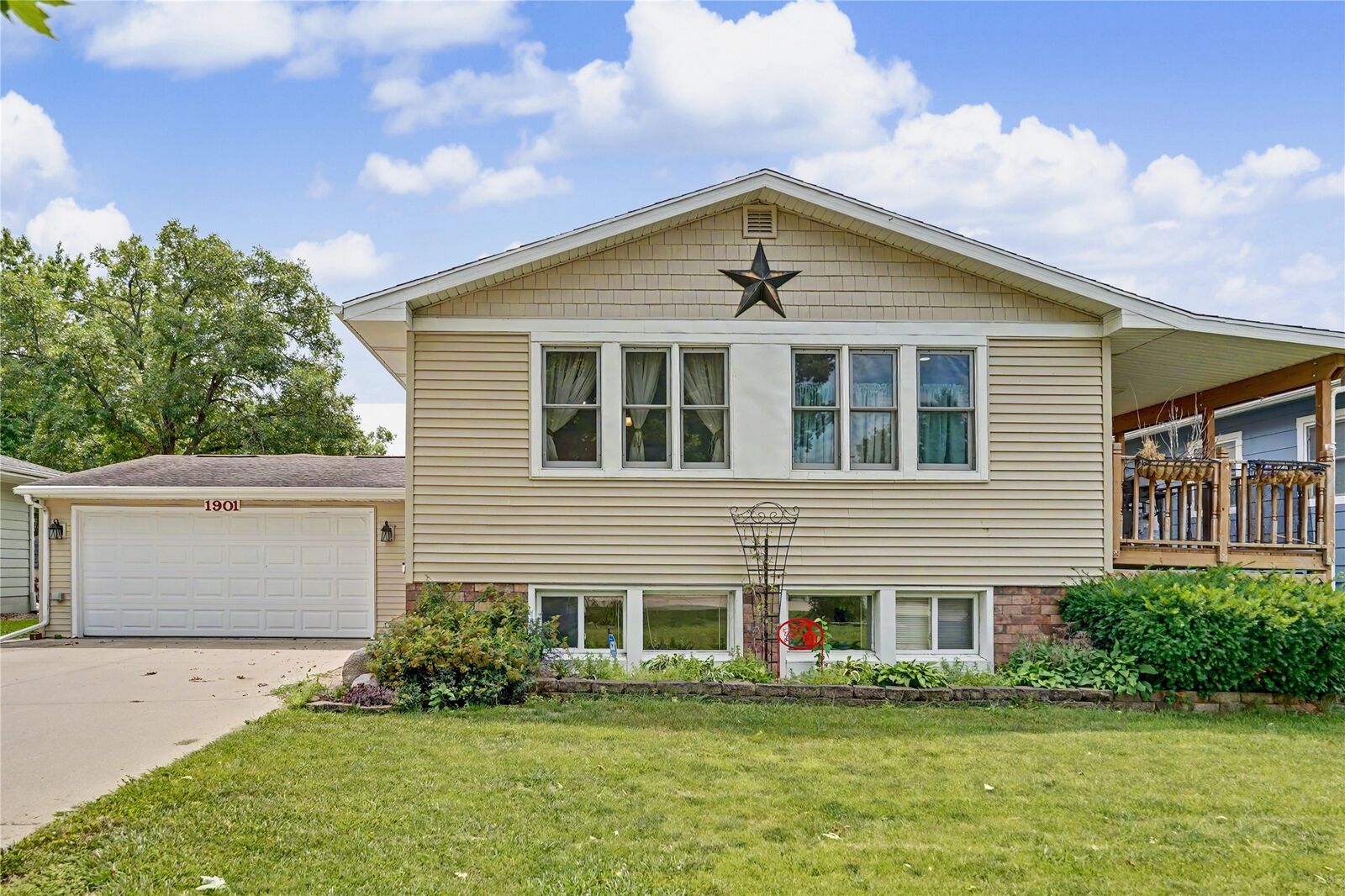 Property Photo: 1901 Estella Street IA 50220