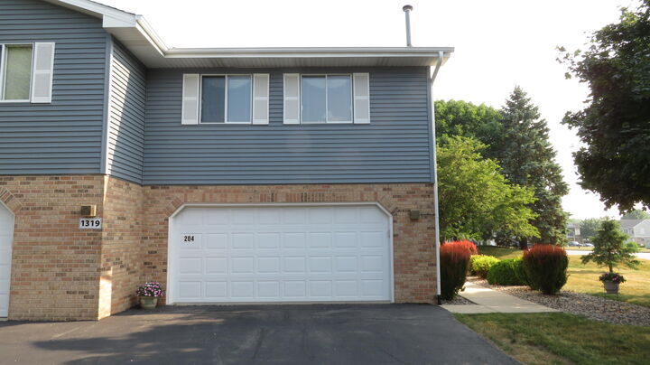 Property Photo: 1319 Sunnyslope Dr WI 53406