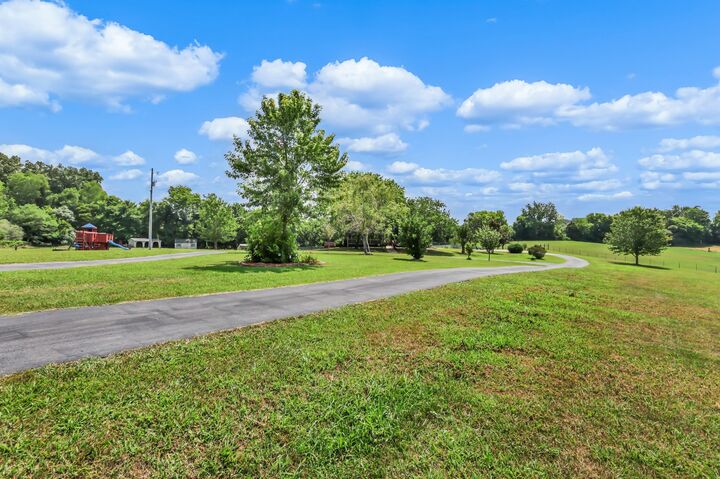Property Photo: 2960 Old Clarksville Spgfld Rd TN 37010