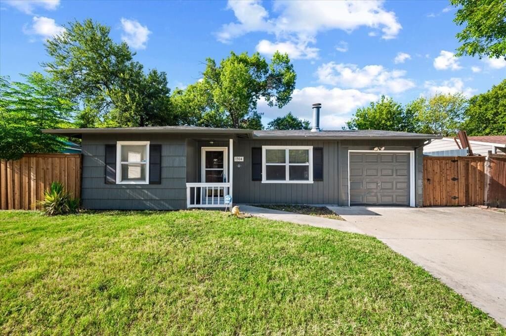 Property Photo:  1304 Cardinal Street  TX 76010 