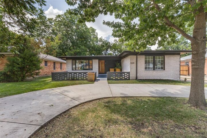 Property Photo: 7219 E Mockingbird Lane TX 75214