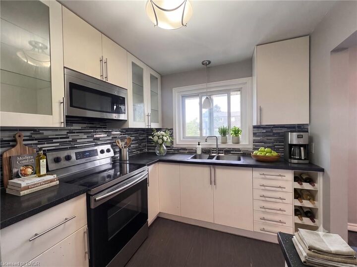 Property Photo: 138 Blackhorne Drive 4 ON N2E 1Z3