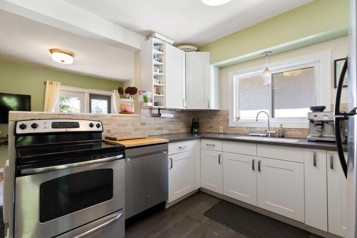 Property Photo:  2605 29 Street SW  AB T3E 2K6 