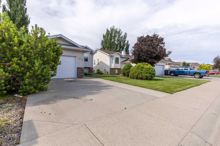 Property Photo:  187 Cougar Way N  AB T1H 6P4 