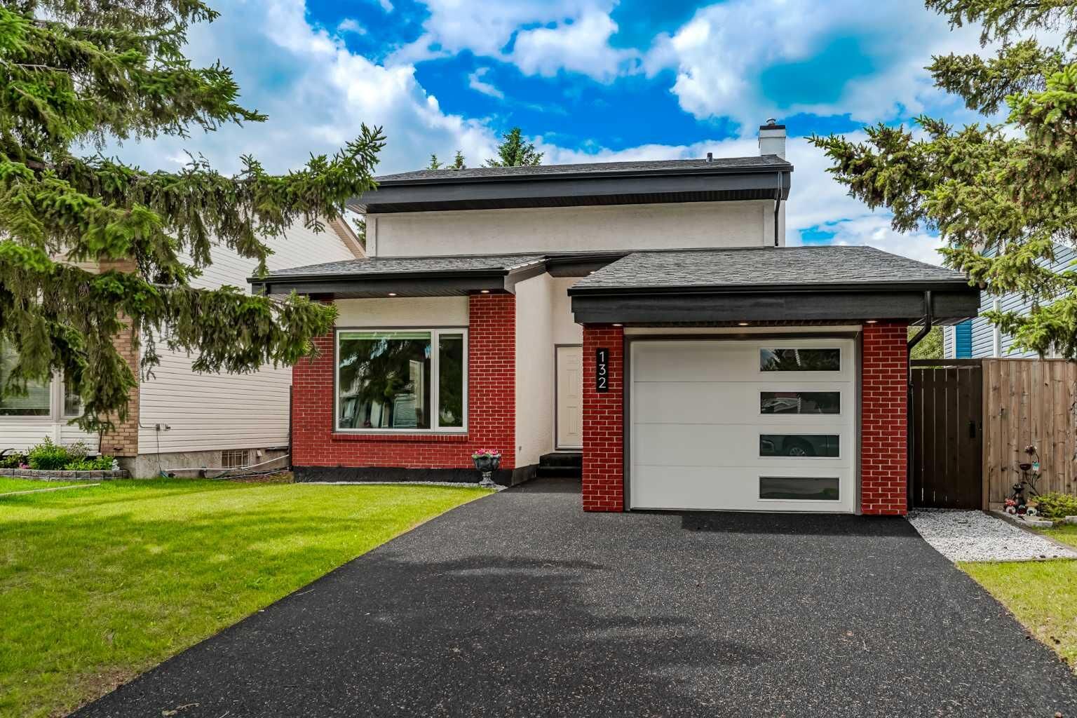 Property Photo:  132 Woodglen Way SW  AB T2W 4T3 