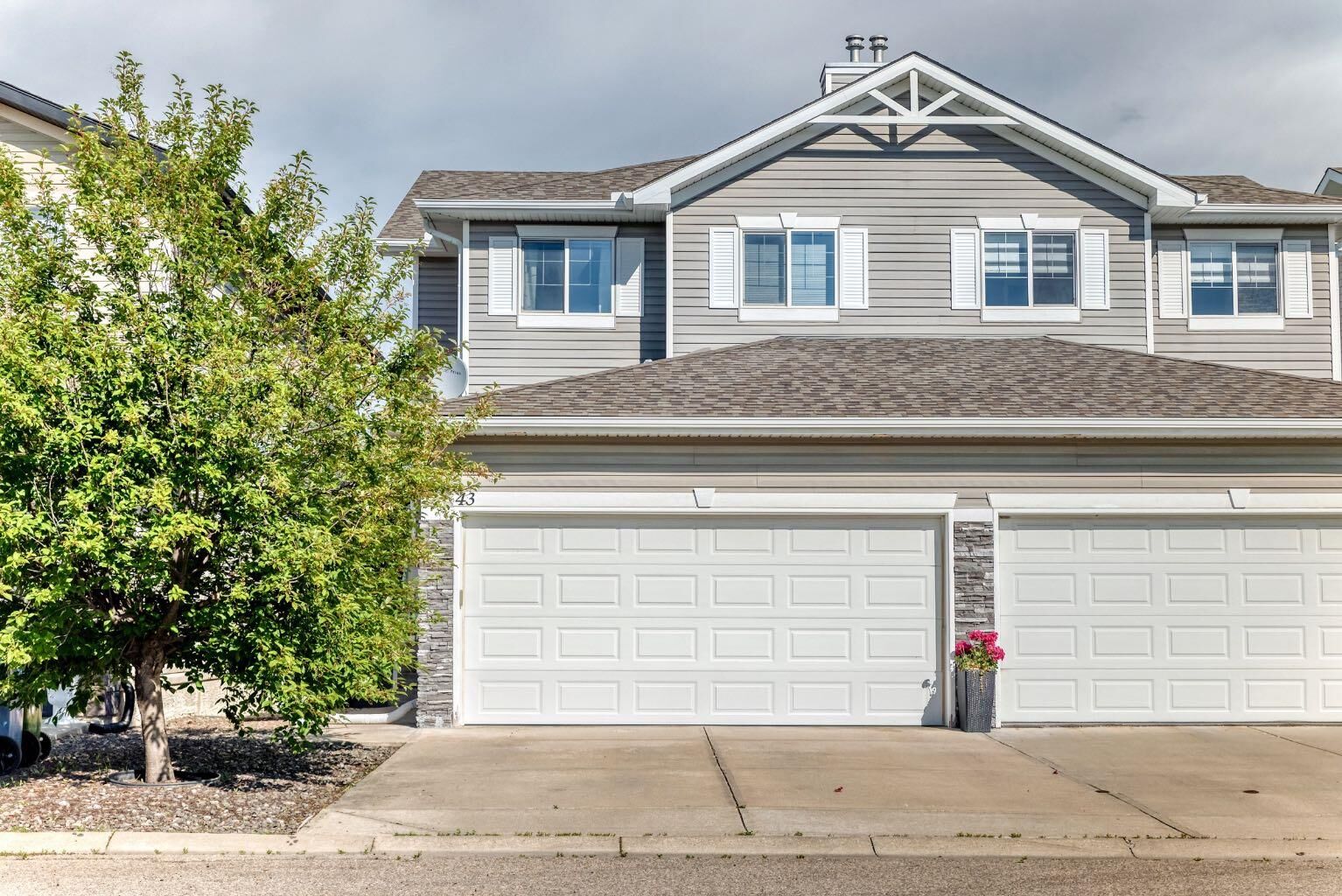 Property Photo: 43 Rockmont Court NW AB T3G 5V8