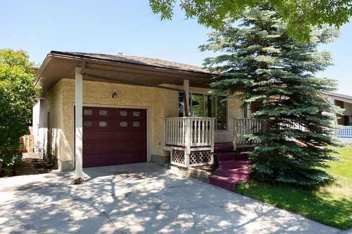 Property Photo:  80 Macewan Drive NW  AB T3K 2P7 