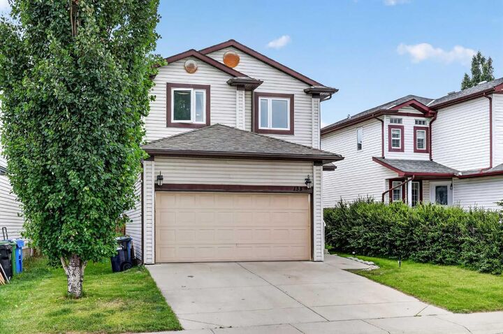 Property Photo:  138 Tuscarora Way NW  AB T3L 2H1 