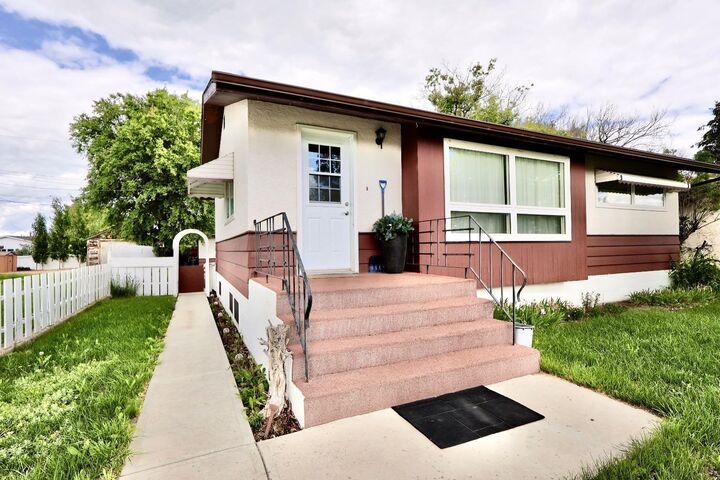 Property Photo:  422 3 Avenue E  AB T0J 2J0 