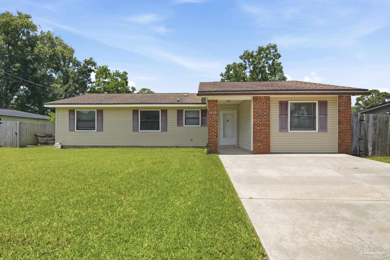 Property Photo:  1010 Aspen Ct  FL 32547 