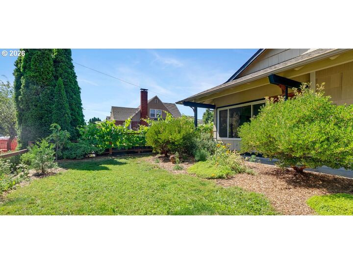 Property Photo:  8329 SE Morrison St  OR 97216 