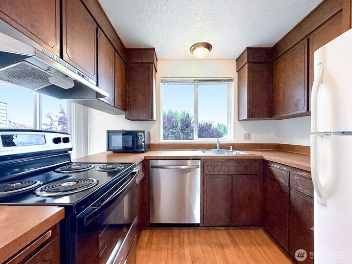 Property Photo:  136  McKean Court  WA 98022 