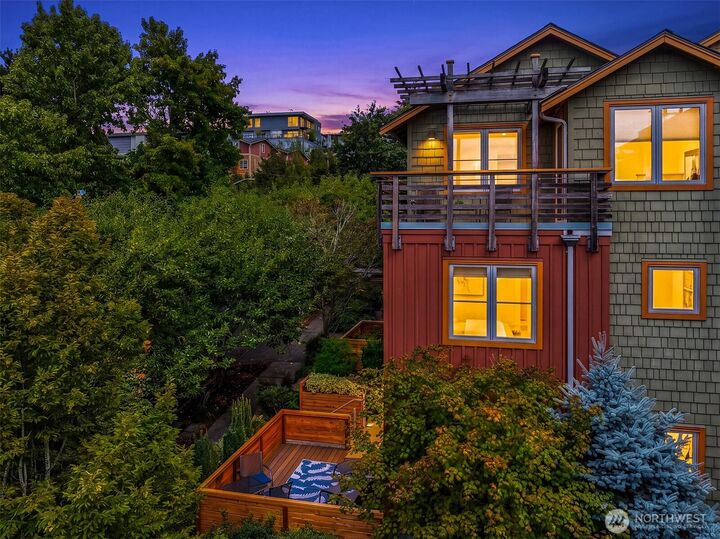 Property Photo:  3824  Evanston Avenue N 11  WA 98103 