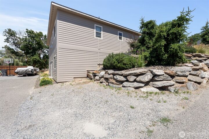 Property Photo: 1541 N Anne Avenue WA 98802
