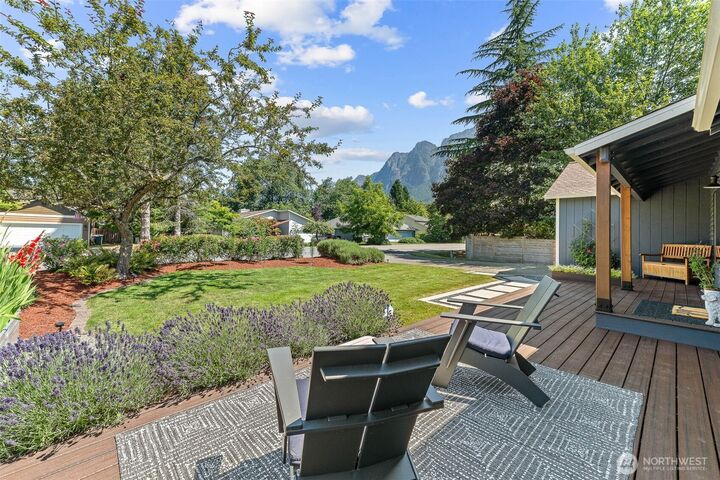 Property Photo:  325 NE 4th Street  WA 98045 