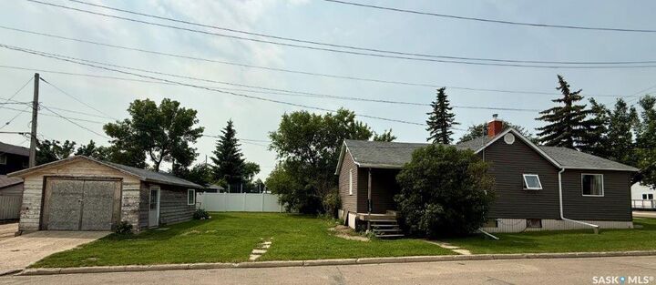 Property Photo:  119 7th Avenue E  SK S0L 1S0 