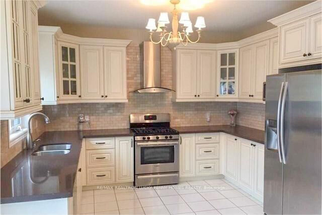 Property Photo:  15 Sheila Crescent  ON L4B 2Z8 