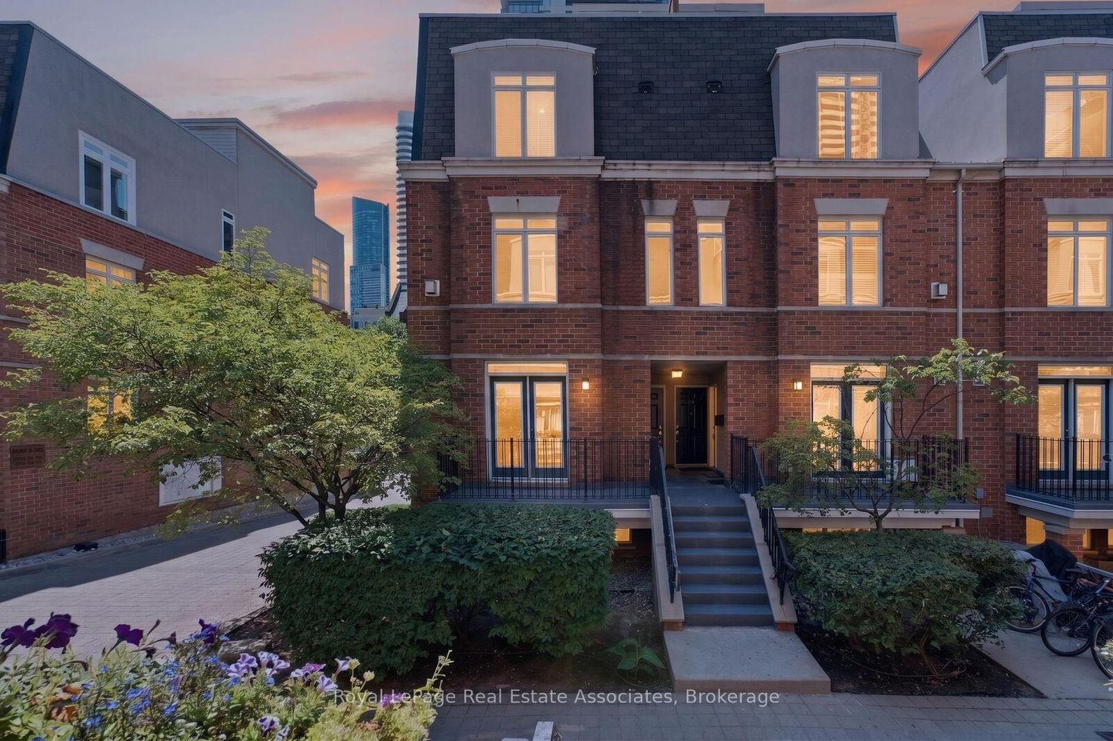 Property Photo: 415 Jarvis Street 206 ON M4Y 3C1
