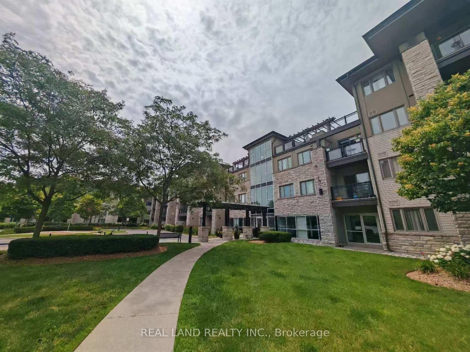 Property Photo: 570 Lolita Gardens 127 ON L5A 0A1