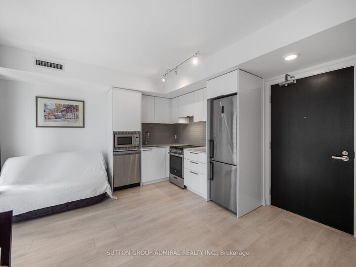 Property Photo: 18 Maitland Terrace 1404 ON M4Y 0H2