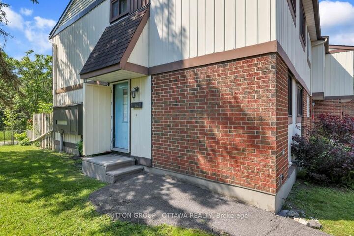 Property Photo:  2014 Falkirk Crescent  ON K1B 4Y7 