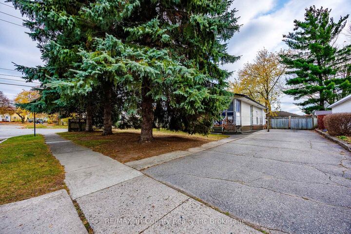 Property Photo:  1393 Thorman Drive  ON N3H 1A1 