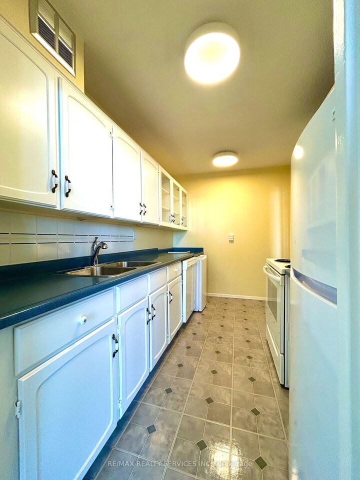 Property Photo: 2929 Aquitaine Avenue 701 ON L5N 2C7