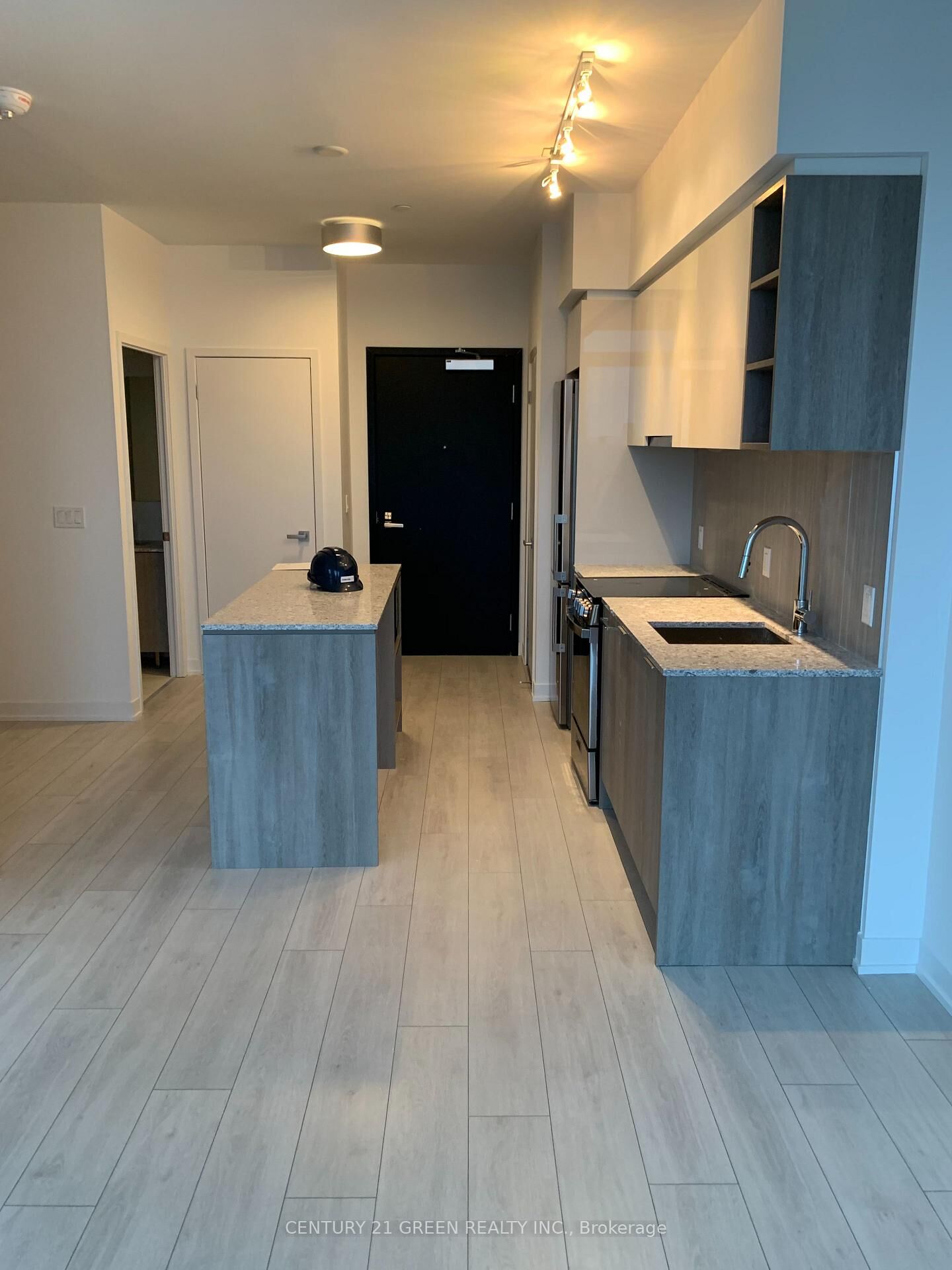 Property Photo:  31 Tippett Road 817  ON M3H 0C8 