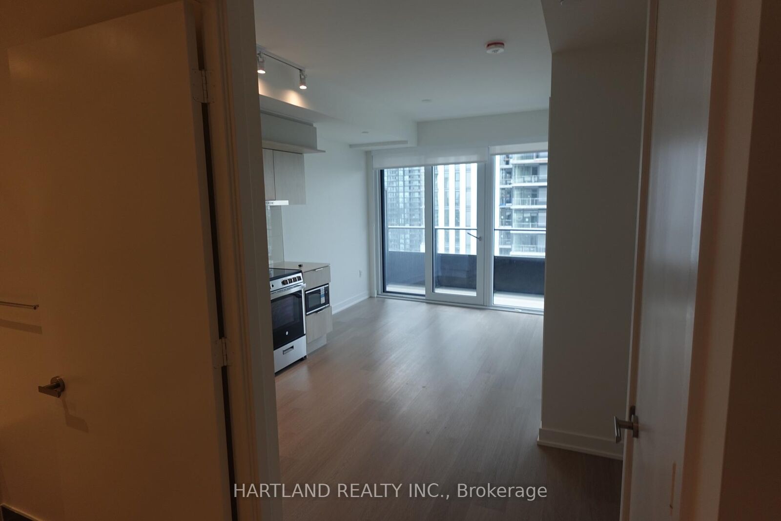 Property Photo:  448 Burnhamthorpe Road W 1801  ON L5B 0R4 