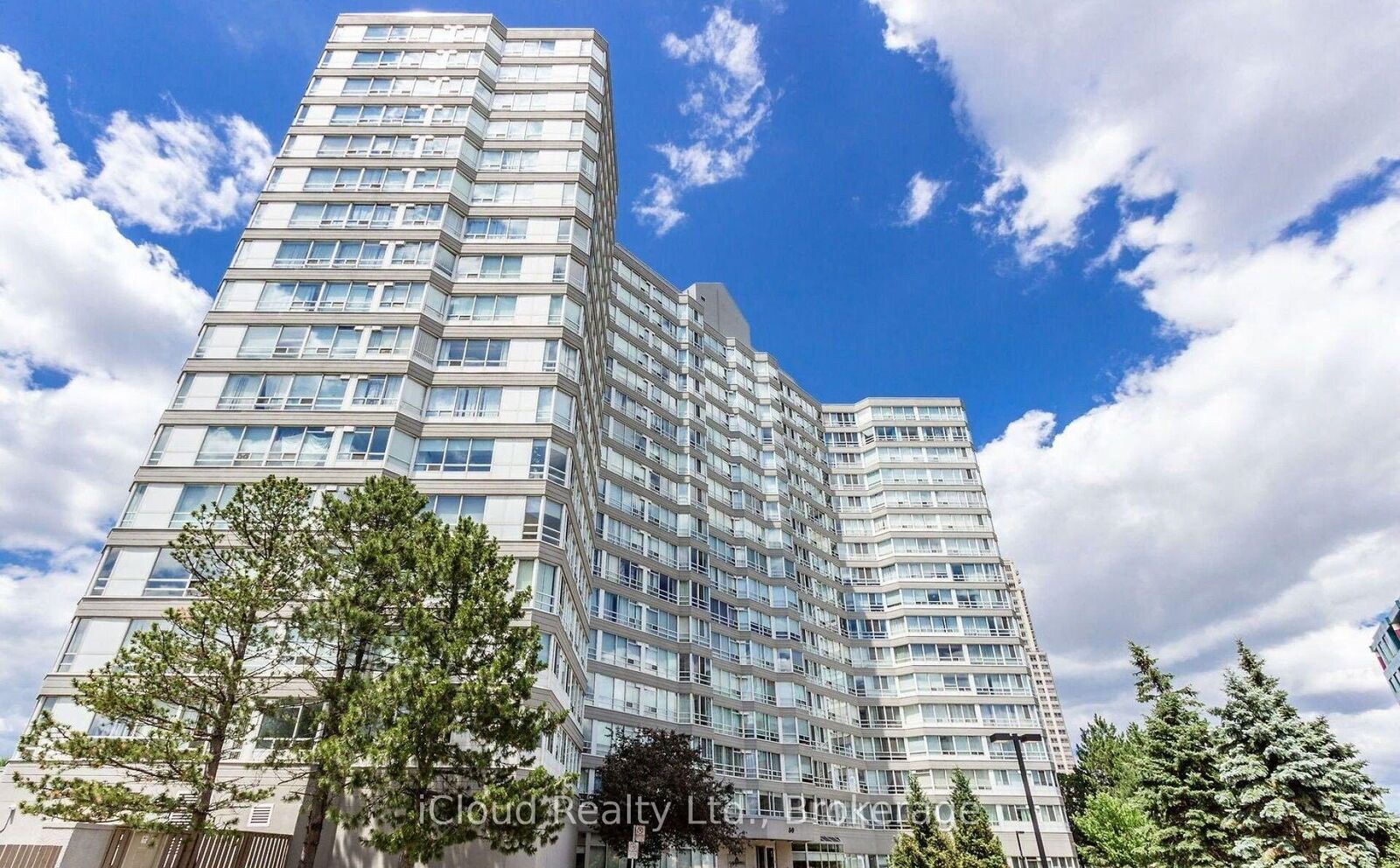 Property Photo: 50 Kingsbridge Garden Circle 915 ON L5R 1Y2