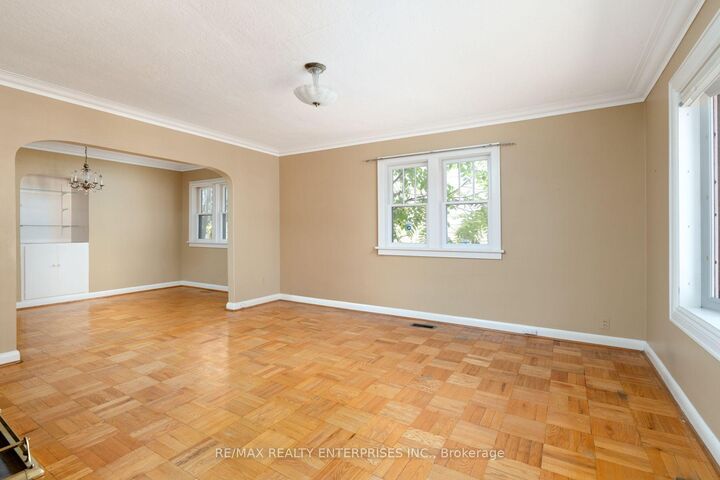 Property Photo:  52 Briarwood Avenue  ON L5G 3N6 