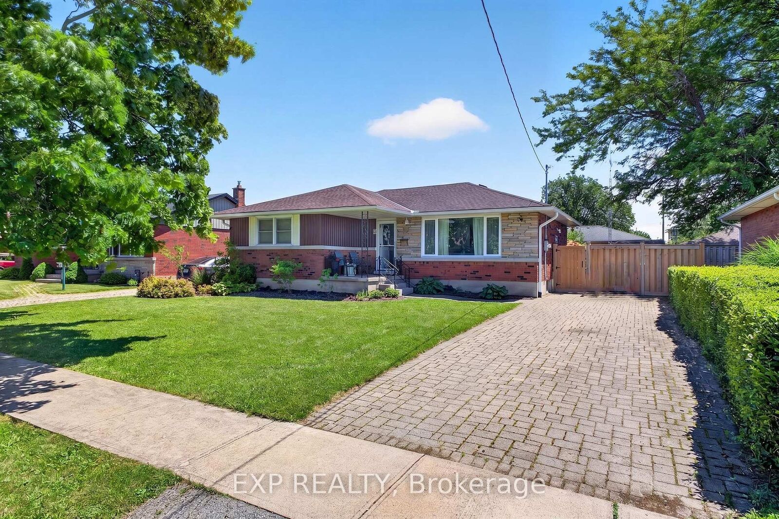 Property Photo: 8 Dunraven Avenue ON L2M 6A7