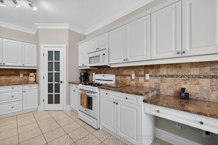 Property Photo: 181 Skyline Avenue 9 ON N5X 0B2