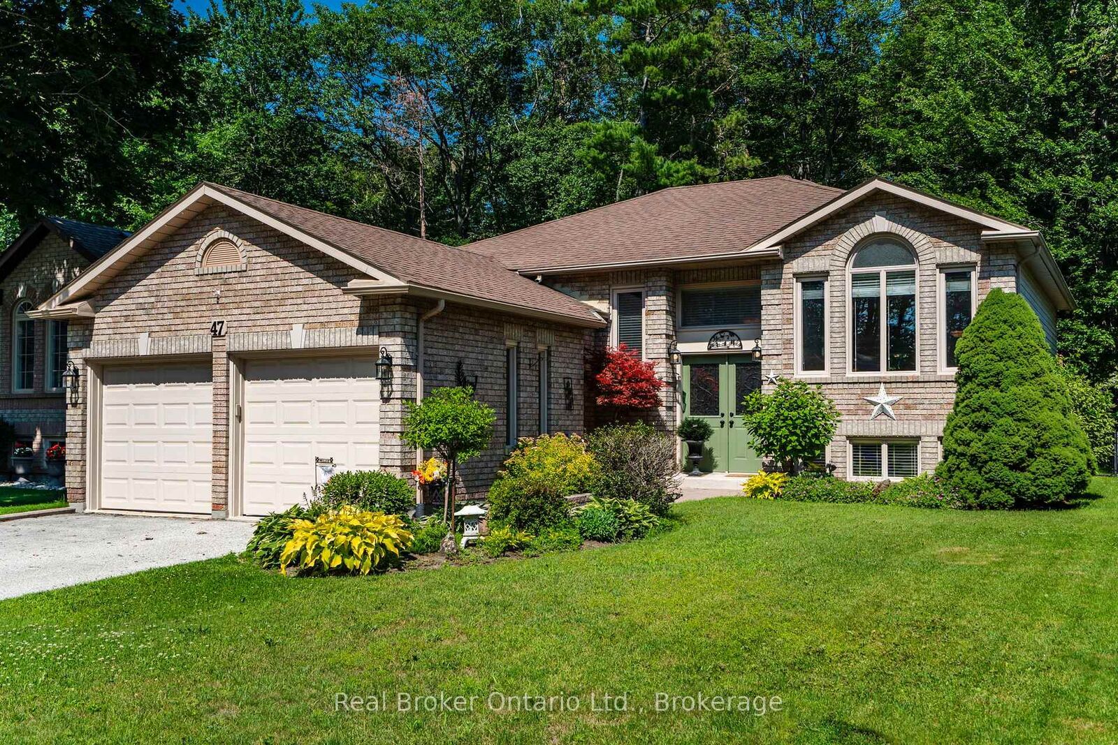 Property Photo: 47 Timberland Crescent ON L9Z 1G8