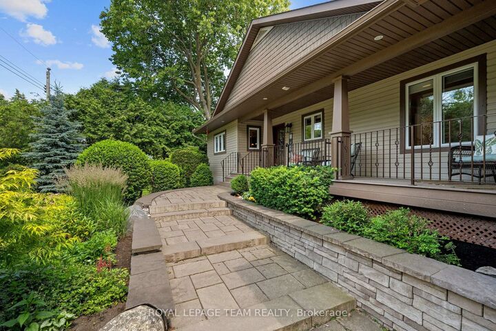 Property Photo:  22 Honey Gables Drive  ON K1V 1H5 
