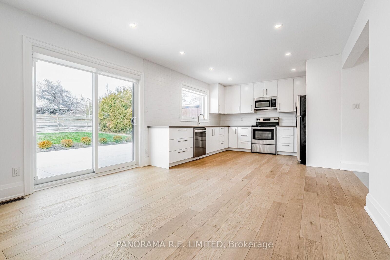 Property Photo: 674 Netherton Crescent Lower ON L4Y 2M4
