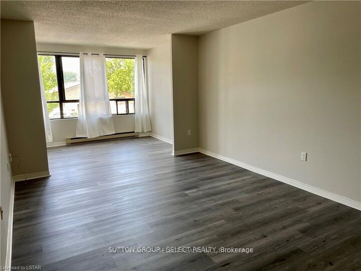 Property Photo:  135 Baseline Road 204  ON N6J 4W4 