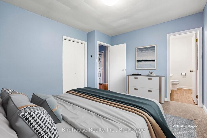 168 Adelaide Street N — photo 1