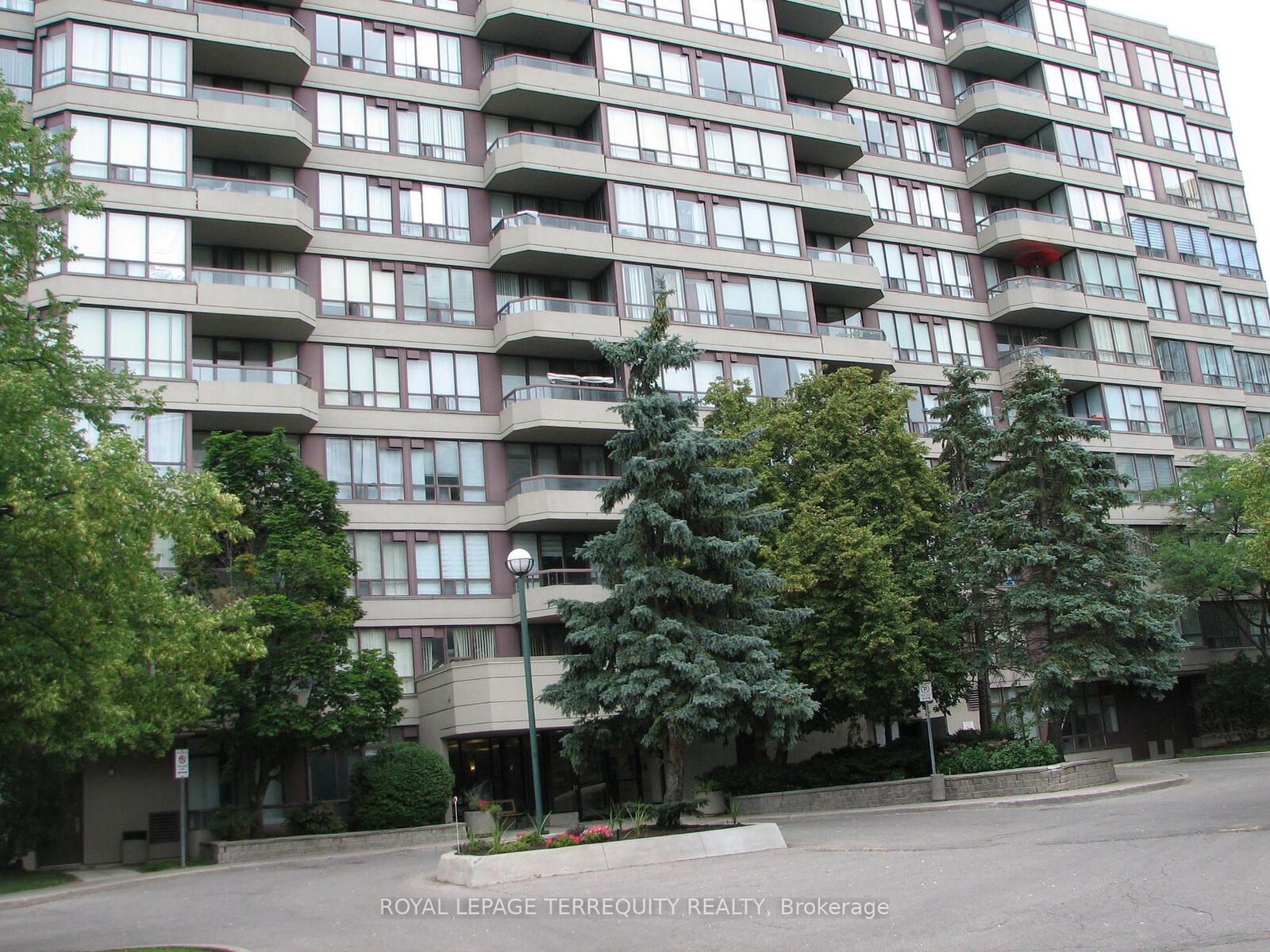 Property Photo: 81 Townsgate Drive 306 ON L4J 8E6