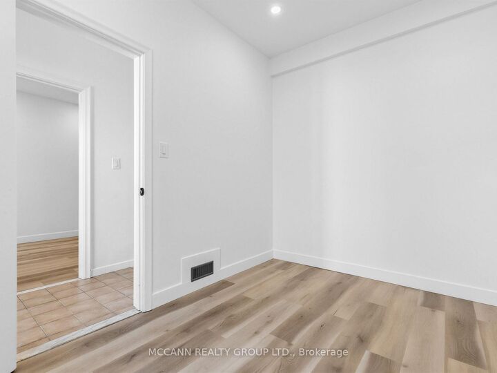 Property Photo:  5 Clinton Place Main  ON M6G 1J8 