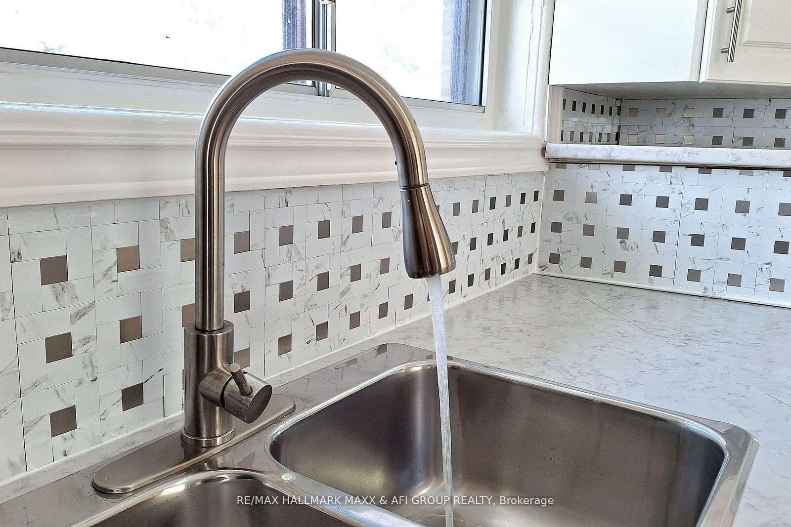 Property Photo:  207 Septonne Avenue Main  ON L3Y 2W5 