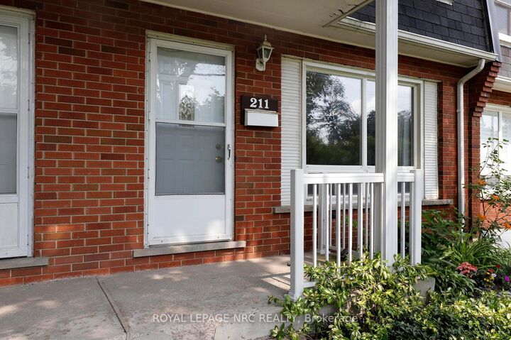 Property Photo:  211 Lake Avenue N 6  ON L8E 1L5 